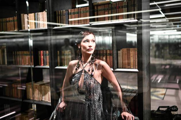 Fendi 2021 Primavera / Estate Couture: Kim Jones debutta con poesie d'amore romantiche e d'avanguardia