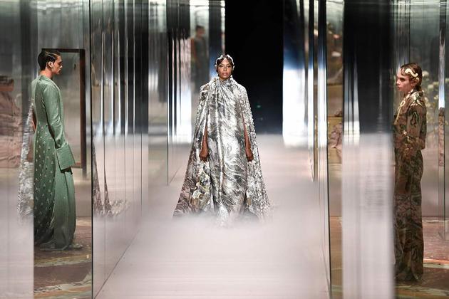 Fendi 2021 Couture printemps / été: Kim Jones fait ses débuts dans des poèmes d'amour romantiques et avant-gardistes